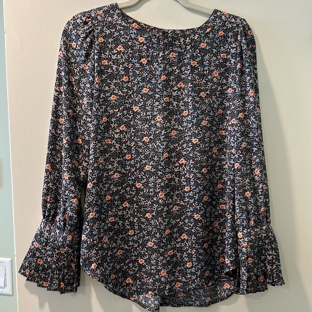 Women’s blouse. Size small. Great condition.